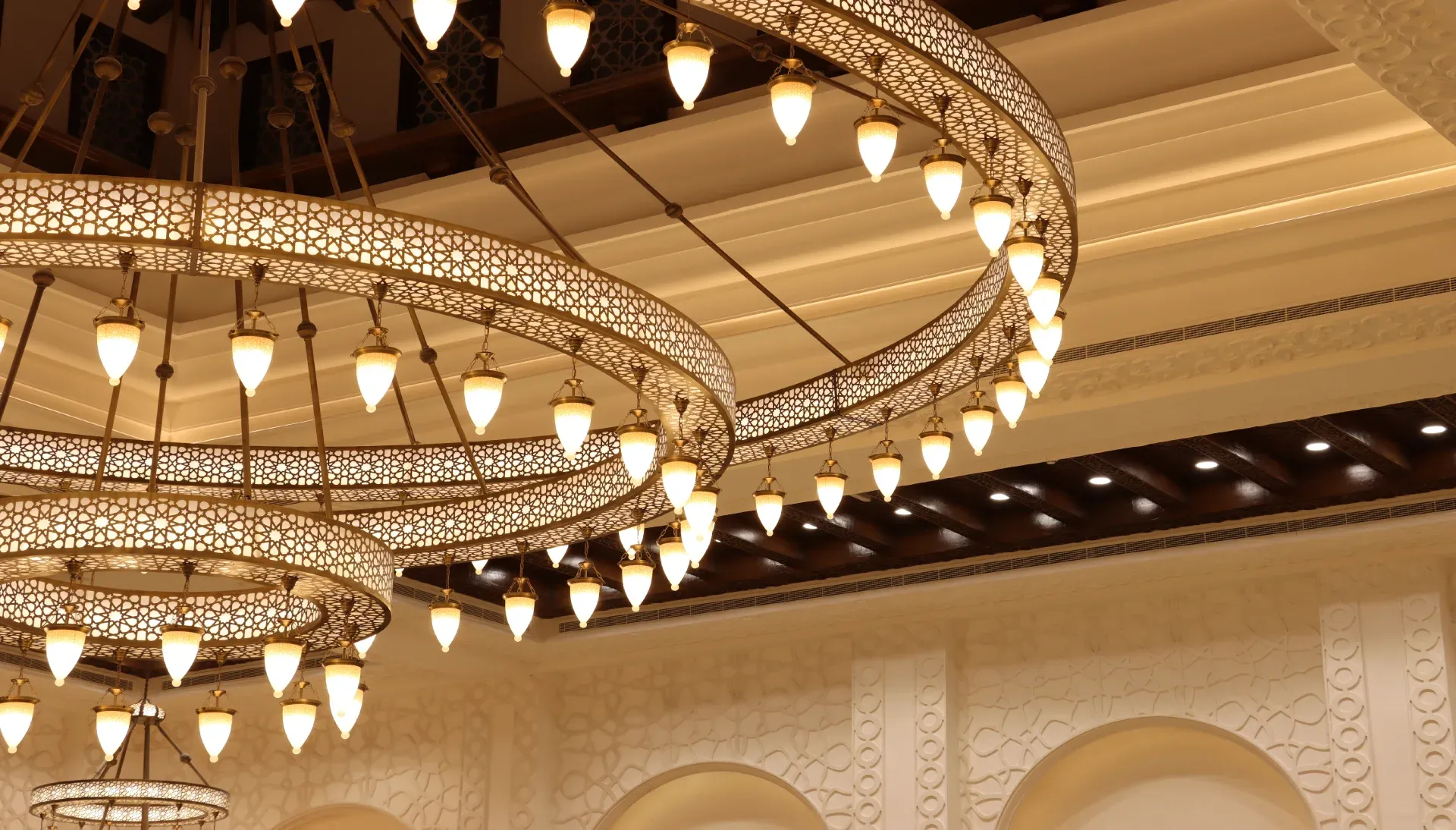 chandelier hanging abu dhabi